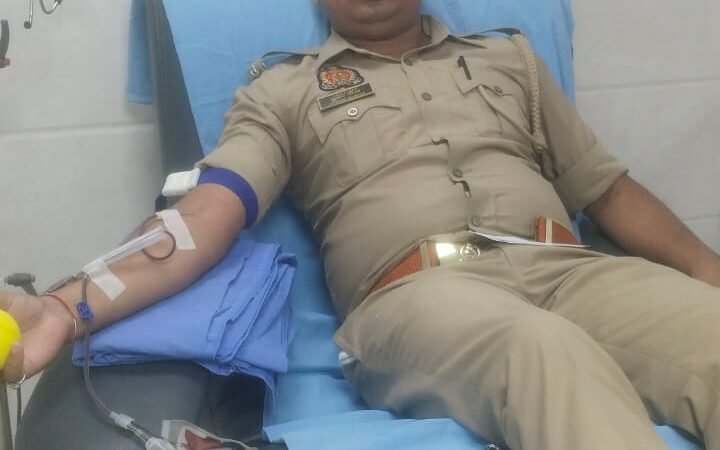 कैंसर मरीज की मदद को आगे आए वाराणसी पुलिस के आरक्षी, दूसरी बार किया स्वैच्छिक रक्तदान