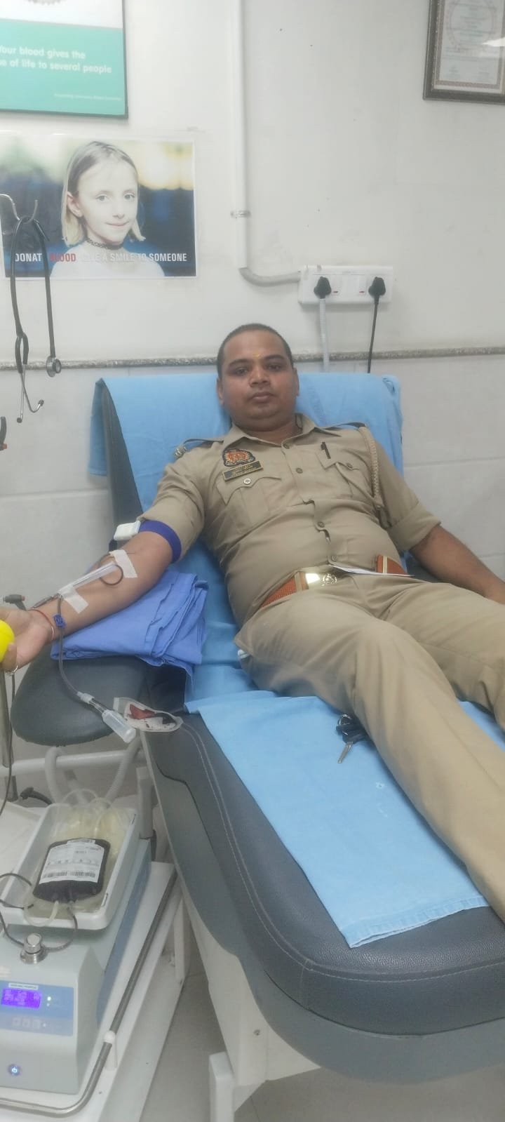 कैंसर मरीज की मदद को आगे आए वाराणसी पुलिस के आरक्षी, दूसरी बार किया स्वैच्छिक रक्तदान