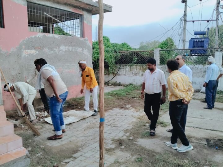 कैथी मारकंडेय महादेव मंदिर व गंगा तट पर पहुंचे अधिकारी, दिए आवश्यक दिशा-निर्देश