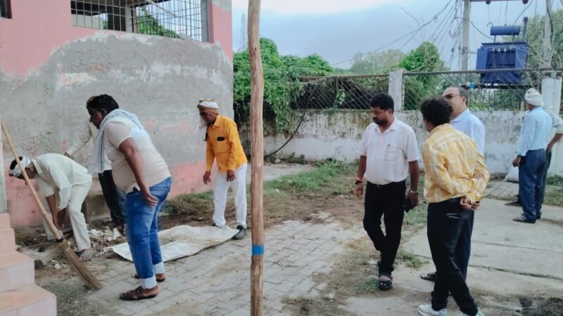 कैथी मारकंडेय महादेव मंदिर व गंगा तट पर पहुंचे अधिकारी, दिए आवश्यक दिशा-निर्देश