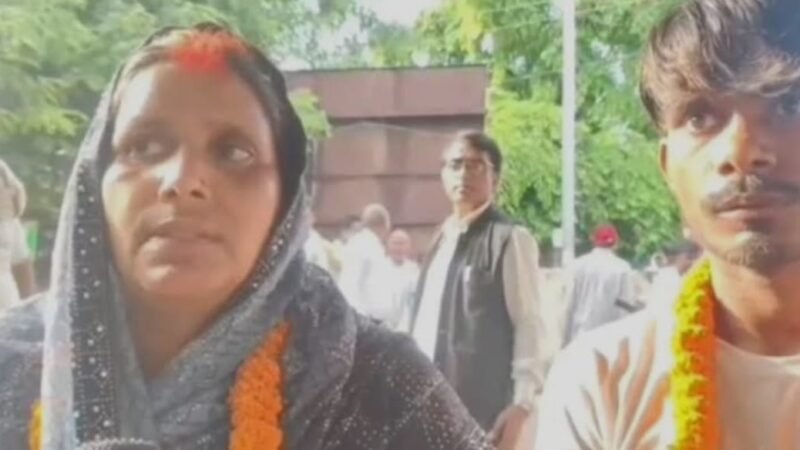 तीन बच्चों की मां ने प्रेमी संग रचाई शादी, पहले पति की मौजूदगी में मंदिर में लिए सात फेरे