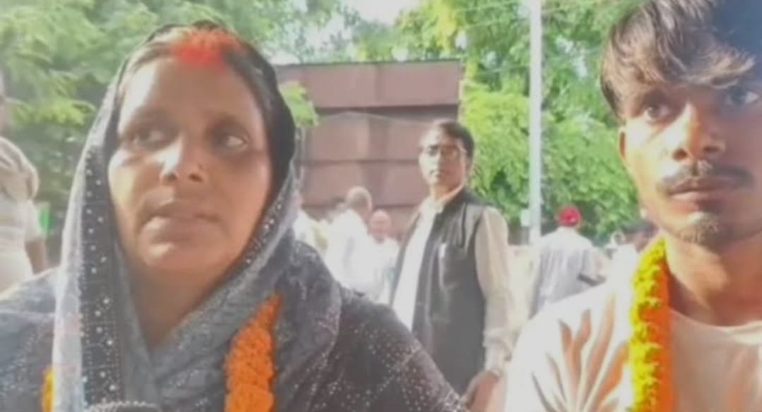 तीन बच्चों की मां ने प्रेमी संग रचाई शादी, पहले पति की मौजूदगी में मंदिर में लिए सात फेरे