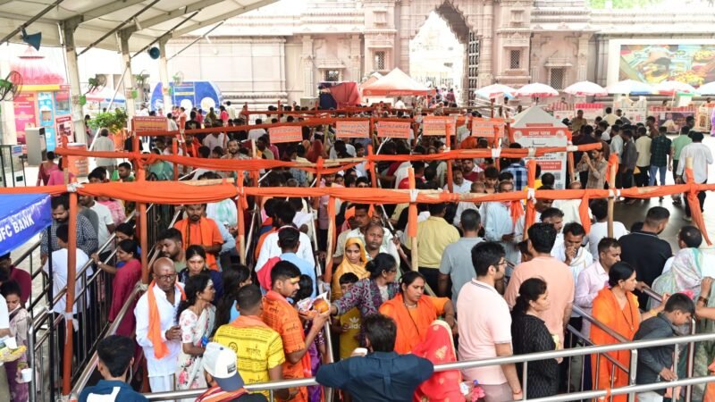 श्रावण के प्रथम दिन बाबा विश्वनाथ के दर्शन को उमड़ा जनसैलाब, धाम में चाक-चौबंद व्यवस्था