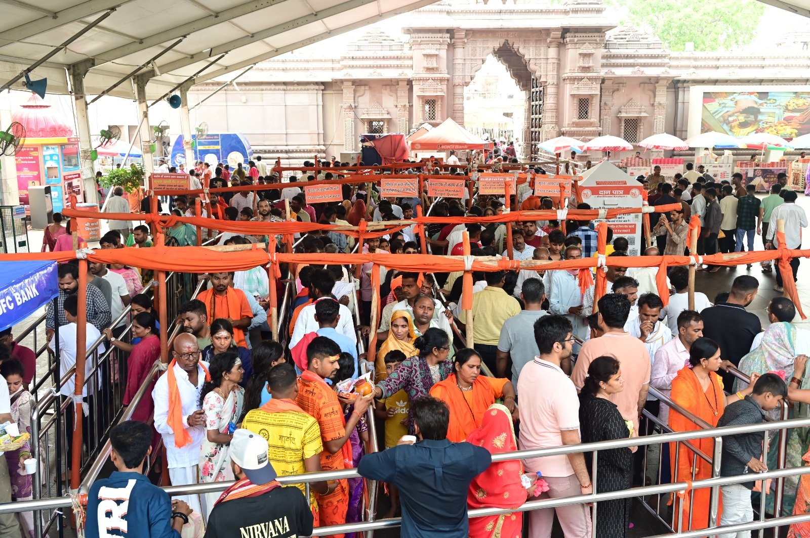श्रावण के प्रथम दिन बाबा विश्वनाथ के दर्शन को उमड़ा जनसैलाब, धाम में चाक-चौबंद व्यवस्था