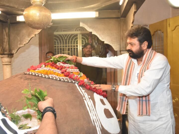 सावन के प्रथम दिन आयुष मंत्री ने बाबा जागेश्वर महादेव का किया जलाभिषेक