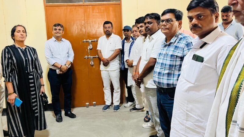 डीएम ने ईवीएम-वीवीपैट वेयरहाउस का किया निरीक्षण