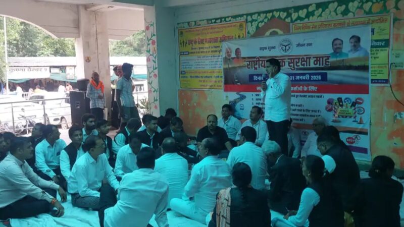 राजातालाब तहसील में अधिवक्ताओं का प्रदर्शन, एसडीएम के तबादले की मांग तेज