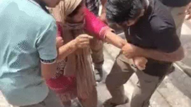 रेलवे अफसर से मारपीट पर बवाल, यूपीभर में रेलकर्मियों का प्रदर्शन