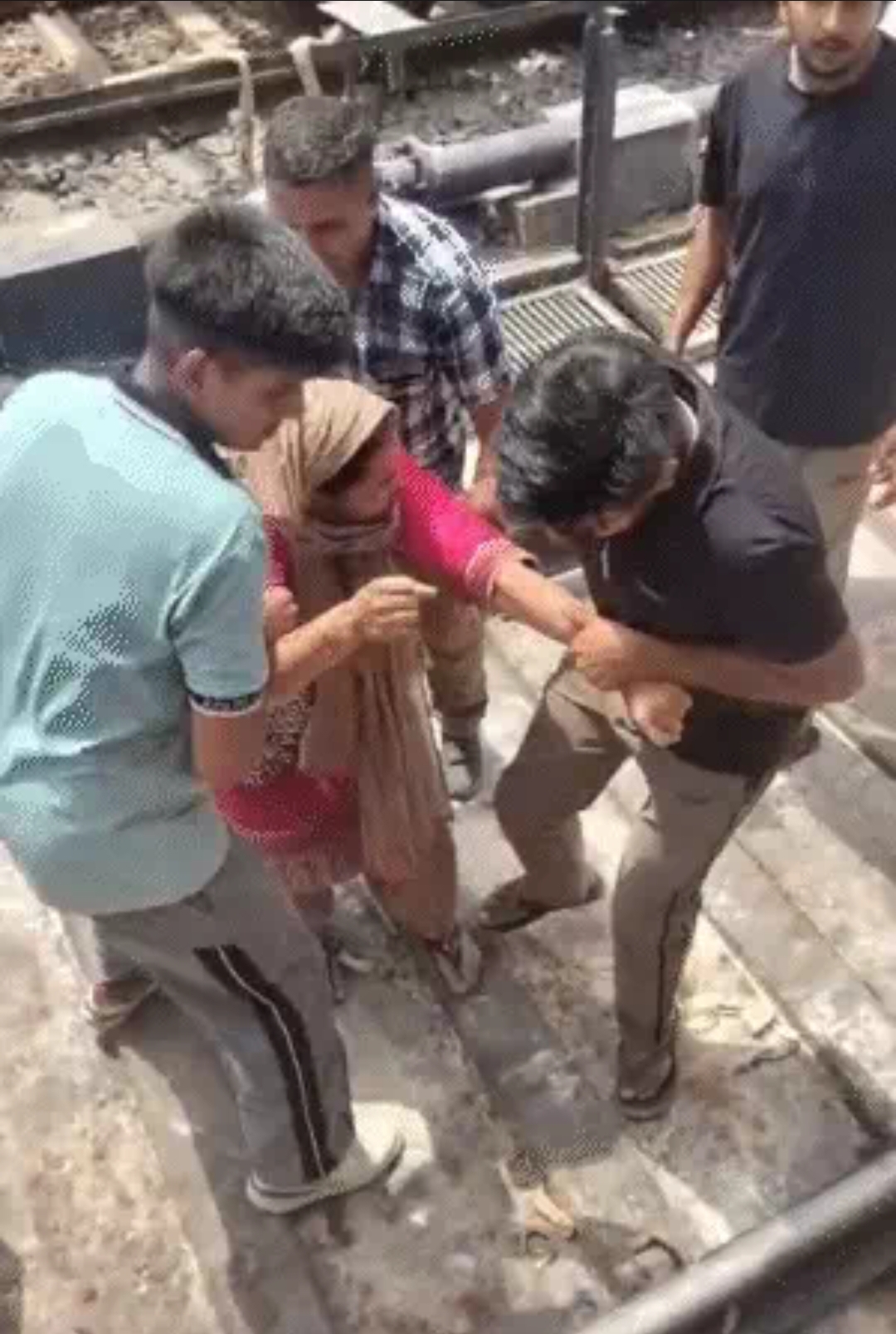 रेलवे अफसर से मारपीट पर बवाल, यूपीभर में रेलकर्मियों का प्रदर्शन