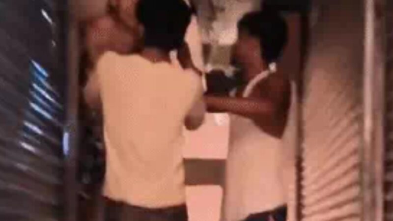 काशी में विदेशी युवक का हंगामा, युवक को दांत से काटा