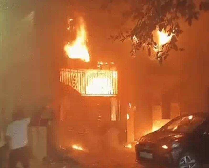 चार्जिंग के दौरान ई-स्कूटी फटी, वकील के मकान में भीषण आग