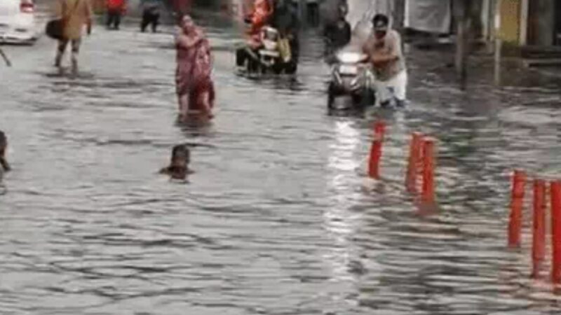 यूपी में मानसून का कहर: गोरखपुर जलमग्न, 75 शहरों में बारिश का अलर्ट