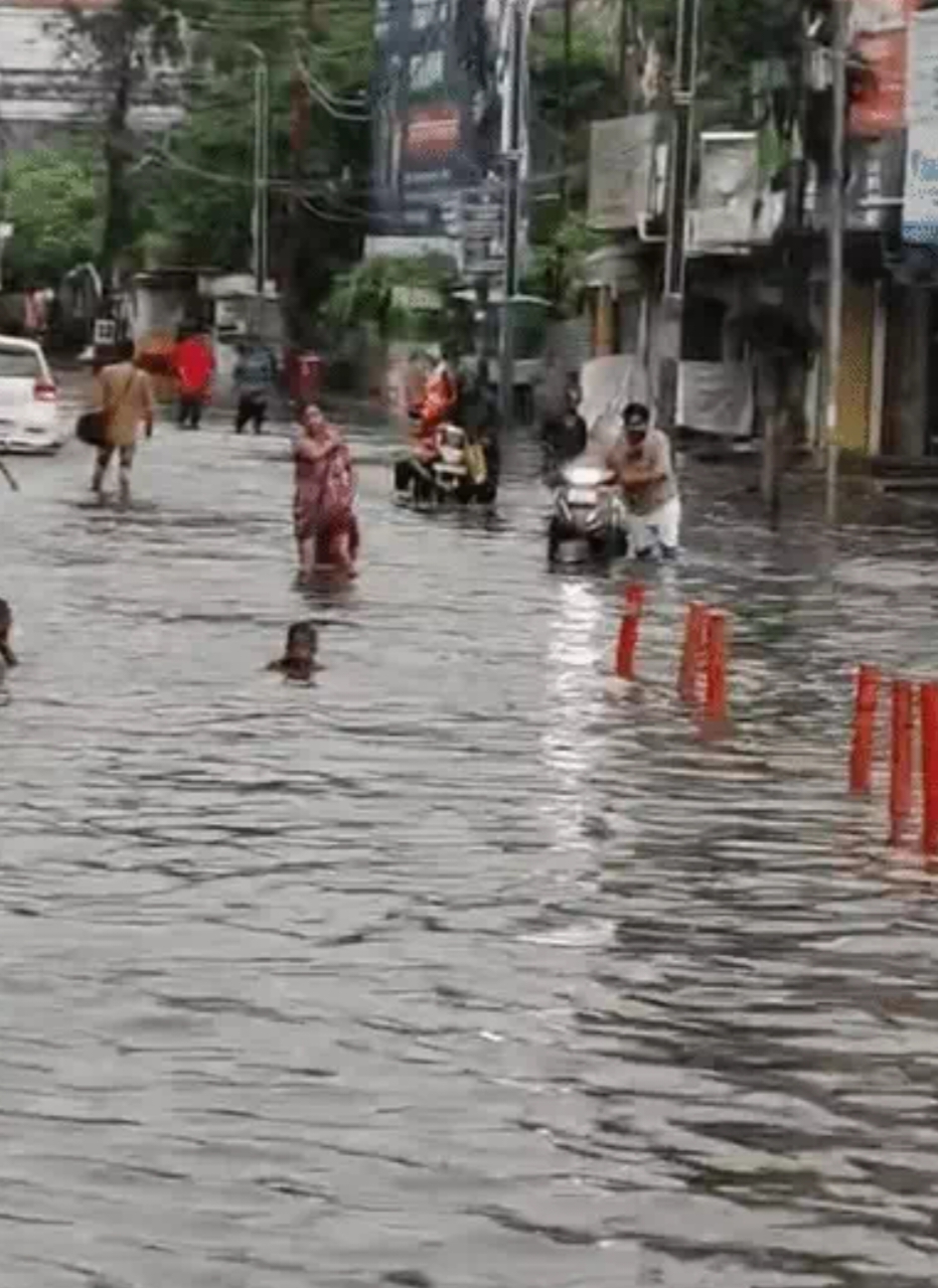 यूपी में मानसून का कहर: गोरखपुर जलमग्न, 75 शहरों में बारिश का अलर्ट