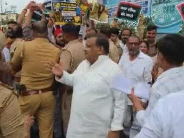 नीट मुद्दे पर यूपी से दिल्ली तक सपा-कांग्रेस का प्रदर्शन