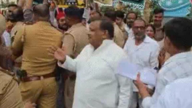 नीट मुद्दे पर यूपी से दिल्ली तक सपा-कांग्रेस का प्रदर्शन