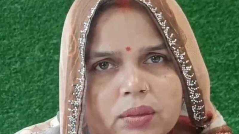 जमीन विवाद में दो बेटियों संग पानी की टंकी पर चढ़ी महिला, बोली- न्याय नहीं मिला तो जान दे दूंगी