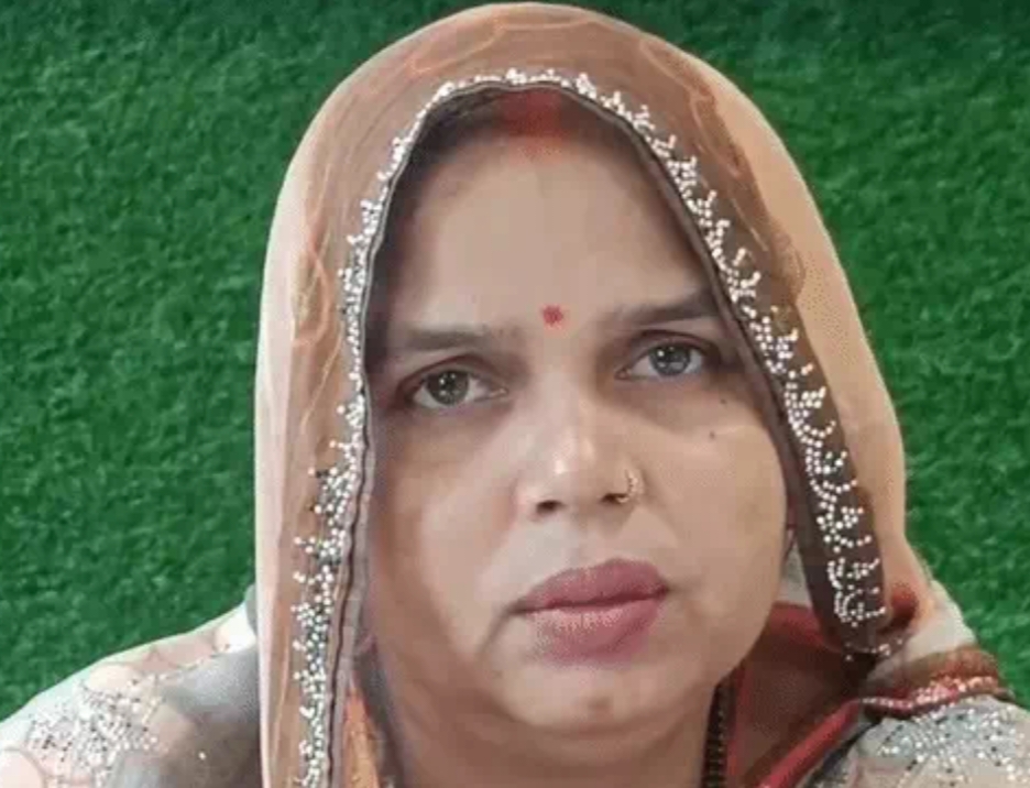 जमीन विवाद में दो बेटियों संग पानी की टंकी पर चढ़ी महिला, बोली- न्याय नहीं मिला तो जान दे दूंगी