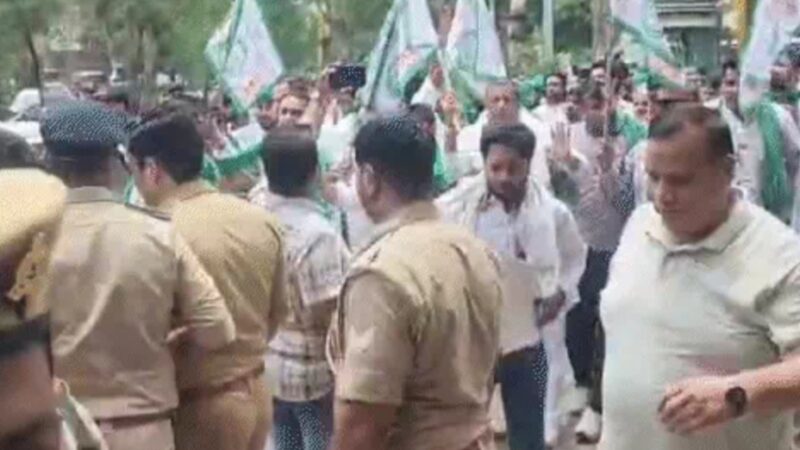 गाजीपुर बॉर्डर पर किसान-पुलिस भिड़े, दिल्ली कूच रोका