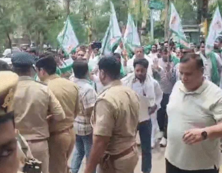 गाजीपुर बॉर्डर पर किसान-पुलिस भिड़े, दिल्ली कूच रोका
