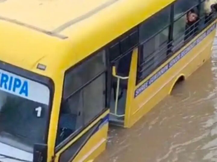 उफनती नदी में फंसी स्कूल बस, ग्रामीणों ने बचाए बच्चे