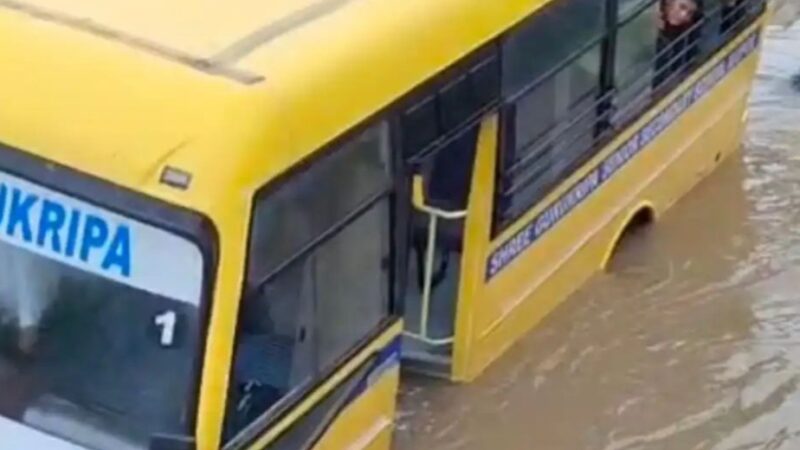 उफनती नदी में फंसी स्कूल बस, ग्रामीणों ने बचाए बच्चे