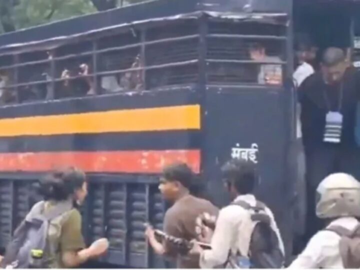 मुंबई: पुलिस बस से भागे छात्र, प्रदर्शन के दौरान हड़कंप