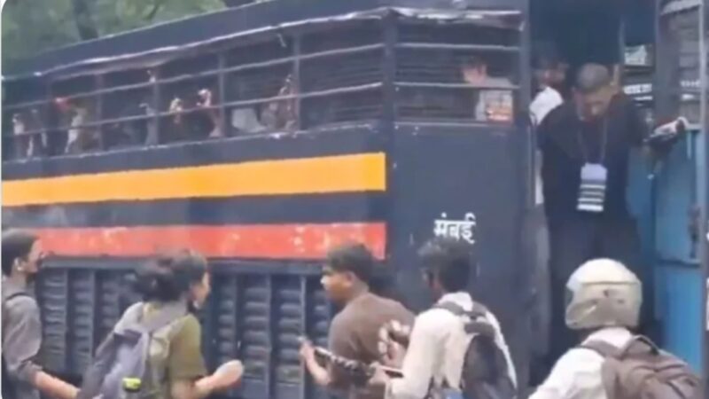 मुंबई: पुलिस बस से भागे छात्र, प्रदर्शन के दौरान हड़कंप