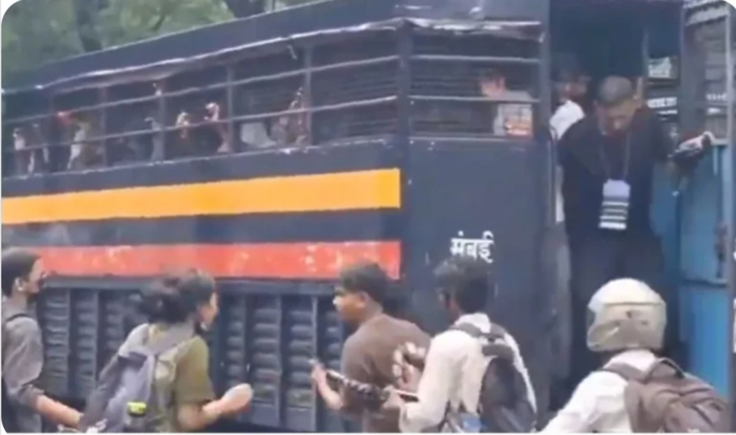 मुंबई: पुलिस बस से भागे छात्र, प्रदर्शन के दौरान हड़कंप