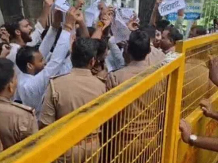 लखनऊ विश्वविद्यालय में छात्रों का प्रदर्शन, विपक्षी नेताओं के खिलाफ नारेबाजी