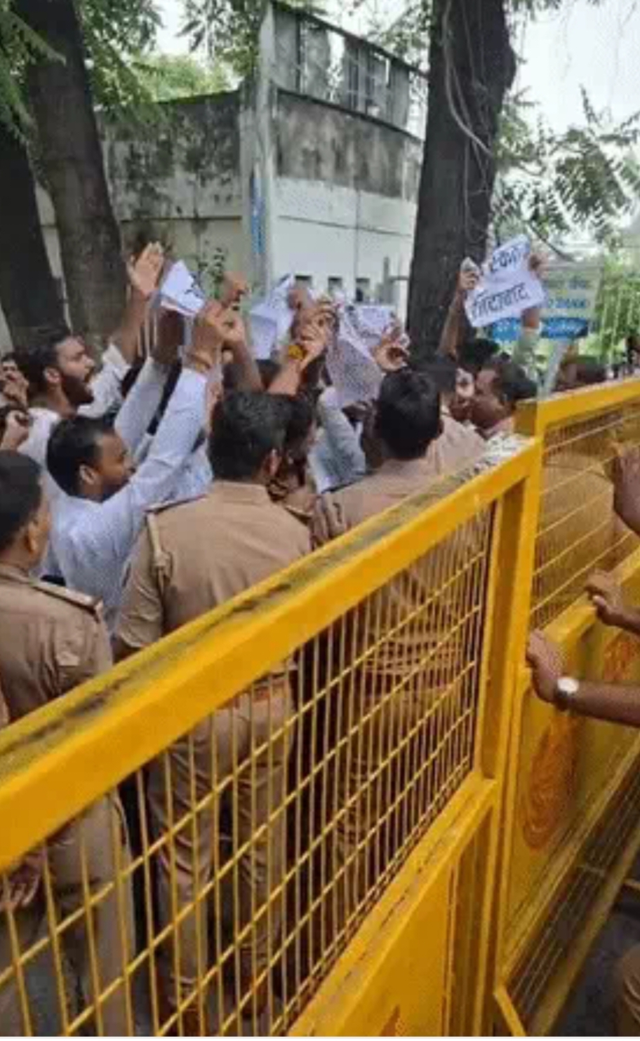 लखनऊ विश्वविद्यालय में छात्रों का प्रदर्शन, विपक्षी नेताओं के खिलाफ नारेबाजी