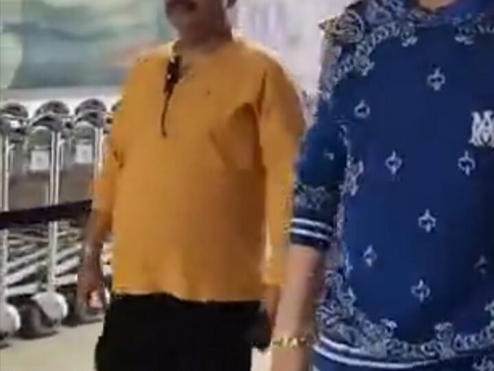 गोरखनाथ मंदिर पहुंचे कुमार सानू, गुरु गोरखनाथ के किए दर्शन; प्रशंसकों संग खिंचवाईं तस्वीरें