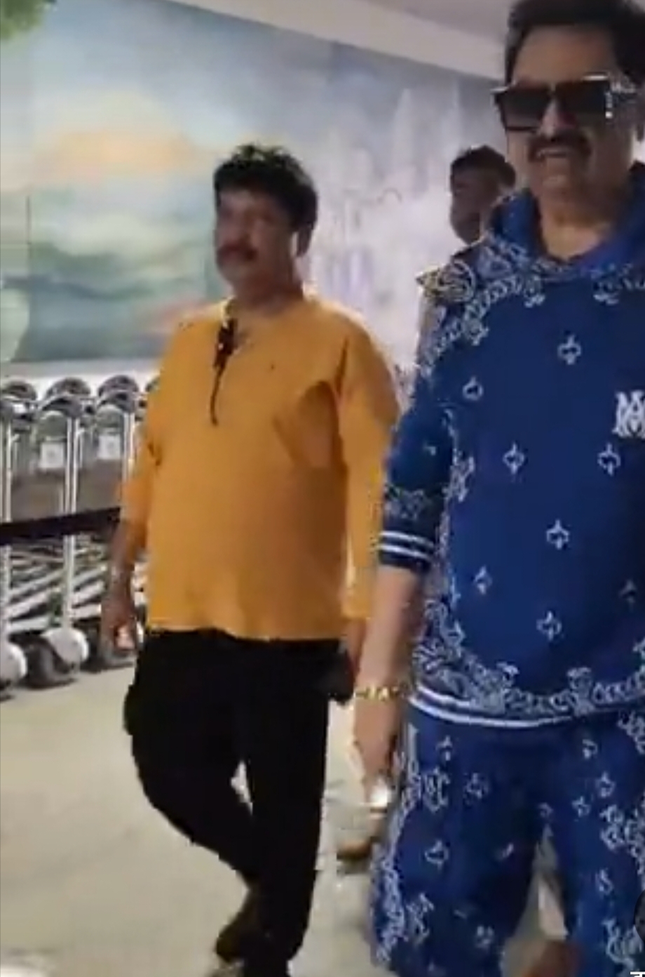 गोरखनाथ मंदिर पहुंचे कुमार सानू, गुरु गोरखनाथ के किए दर्शन; प्रशंसकों संग खिंचवाईं तस्वीरें