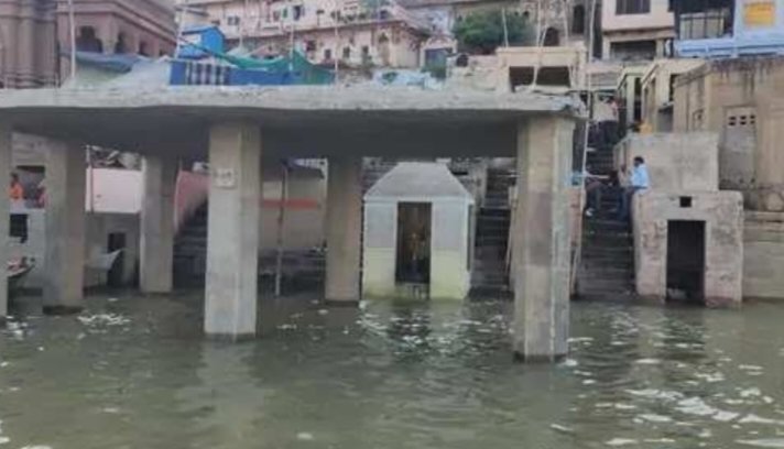 वाराणसी में बढ़ रहा गंगा का जलस्तर, घाट किनारे मंदिरों तक पहुंचा पानी