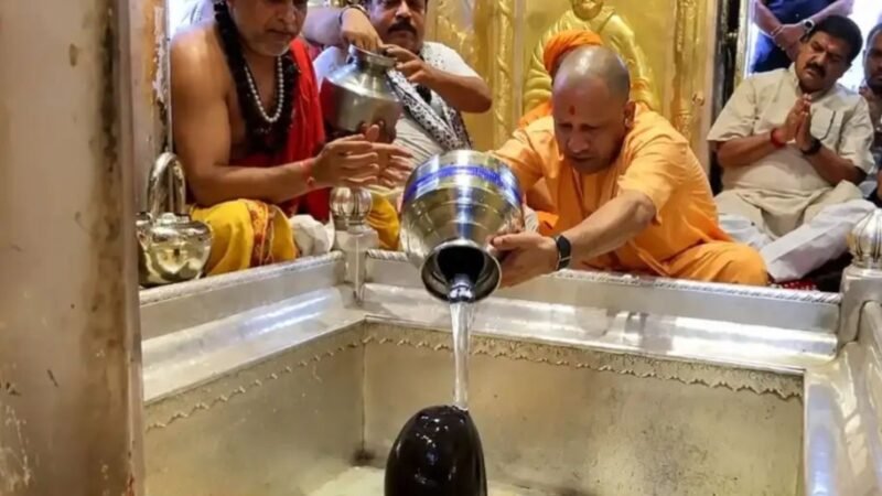 बाबा विश्वनाथ के दरबार पहुंचे सीएम योगी, काल भैरव का भी किया दर्शन