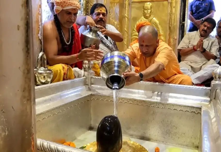 बाबा विश्वनाथ के दरबार पहुंचे सीएम योगी, काल भैरव का भी किया दर्शन
