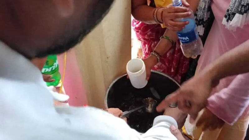जगन्नाथ को चढ़ रहा औषधीय काढ़ा, प्रसाद के लिए उमड़ रहे श्रद्धालु