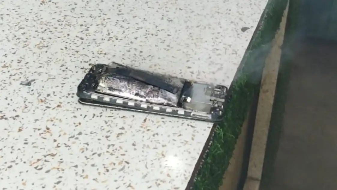 मोबाइल की बैटरी फटी, टला हादसा