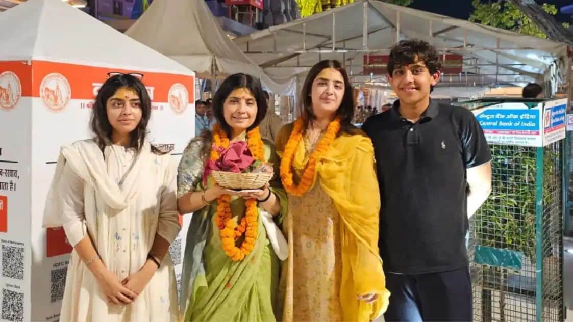 काशी यात्रा में डिंपल यादव और बेटियों की सादगी बनी चर्चा का विषय