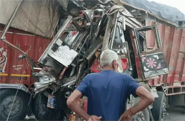 दो ट्रकों की भिड़ंत में दो की मौत, तीन घायल