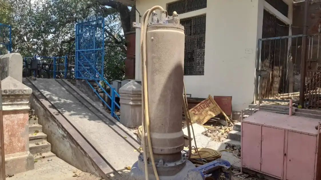 वाराणसी की जलापूर्ति व्यवस्था पर बढ़ा दबाव: भदैनी पम्पिंग स्टेशन के कई पम्प खराब, गंगा से पानी लाने वाली पाइपलाइन भी जाम