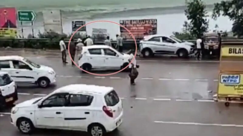 पुलिस के सामने कुल्हाड़ी से हमला, युवक गंभीर
