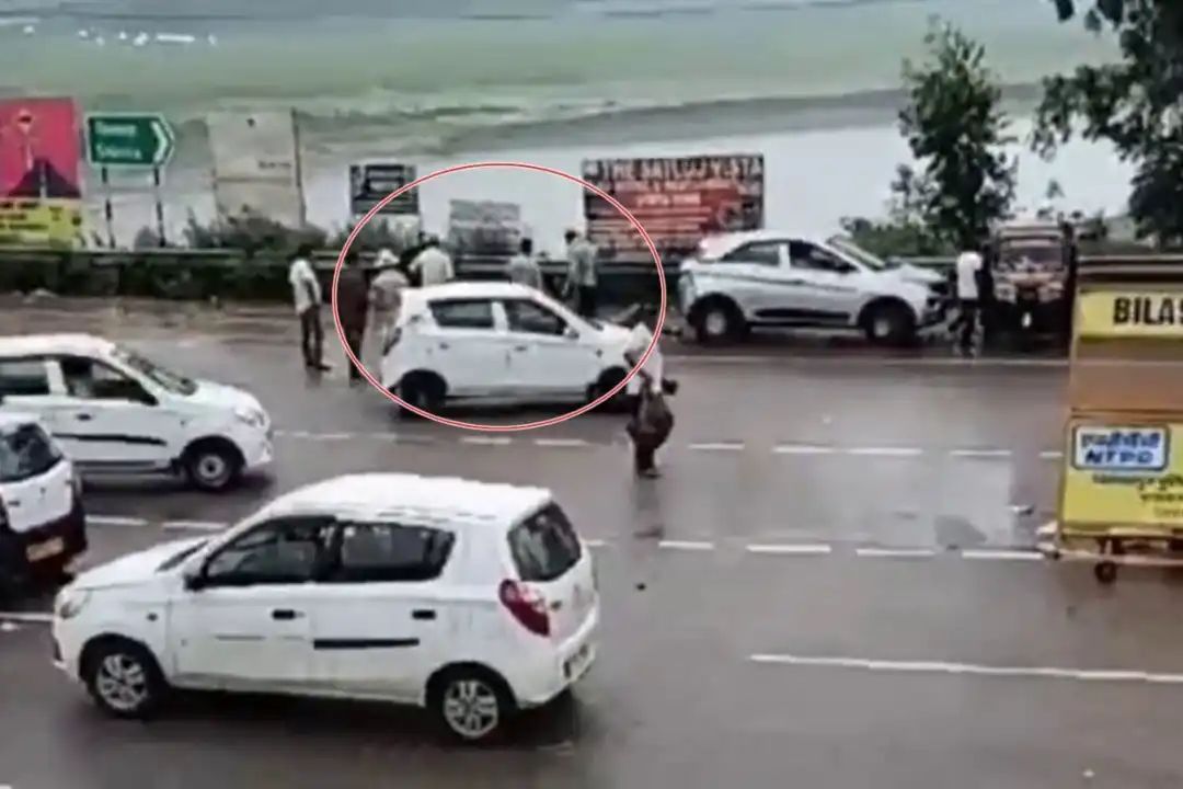 पुलिस के सामने कुल्हाड़ी से हमला, युवक गंभीर
