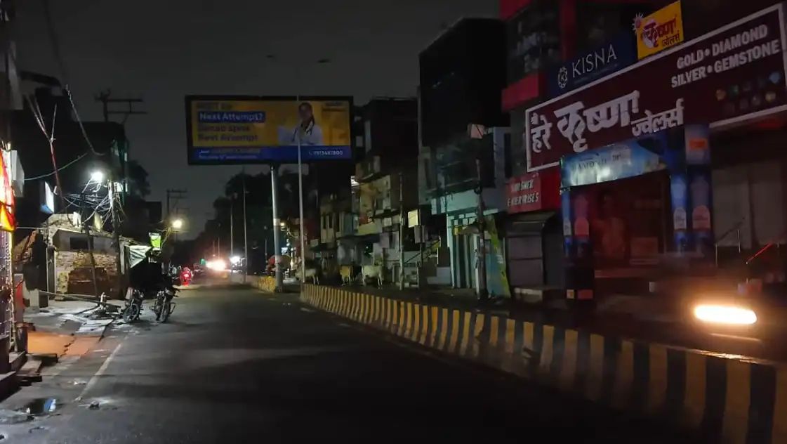 शिवपुर बाजार 15 दिनों से अंधेरे में