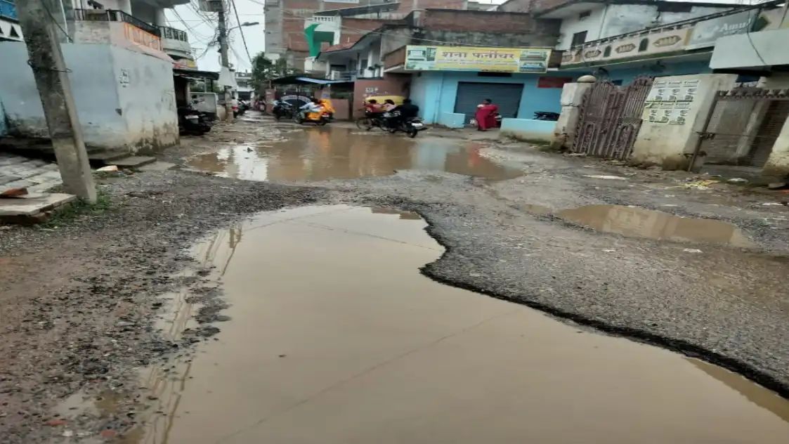 बारिश में बदहाल सड़कें बनीं मुसीबत
