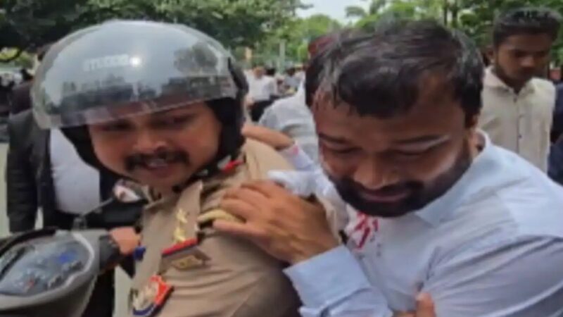 कचहरी परिसर में अधिवक्ताओं के दो गुटों में मारपीट, एक गंभीर घायल