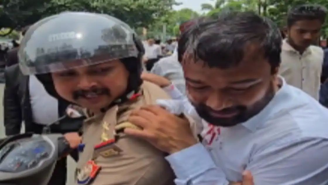 कचहरी परिसर में अधिवक्ताओं के दो गुटों में मारपीट, एक गंभीर घायल