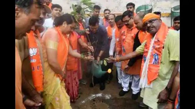 वाराणसी में मंत्री एके शर्मा का वार्ड प्रवास, पौधारोपण कर दिया स्वच्छता का संदेश