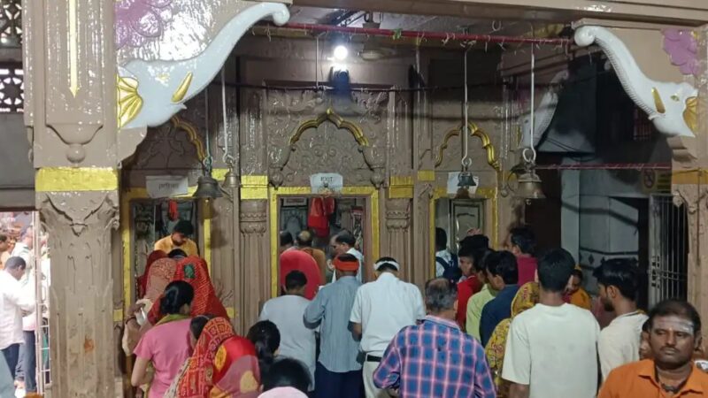 सावन से पहले मृत्युंजय मंदिर में उमड़ी भीड़
