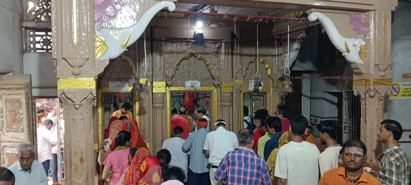सावन से पहले मृत्युंजय मंदिर में उमड़ी भीड़
