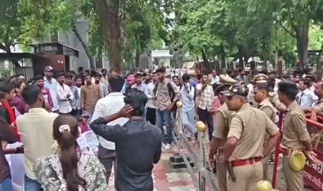 नीट मुद्दे पर वाराणसी में छात्र प्रदर्शन रोका, कई हिरासत में